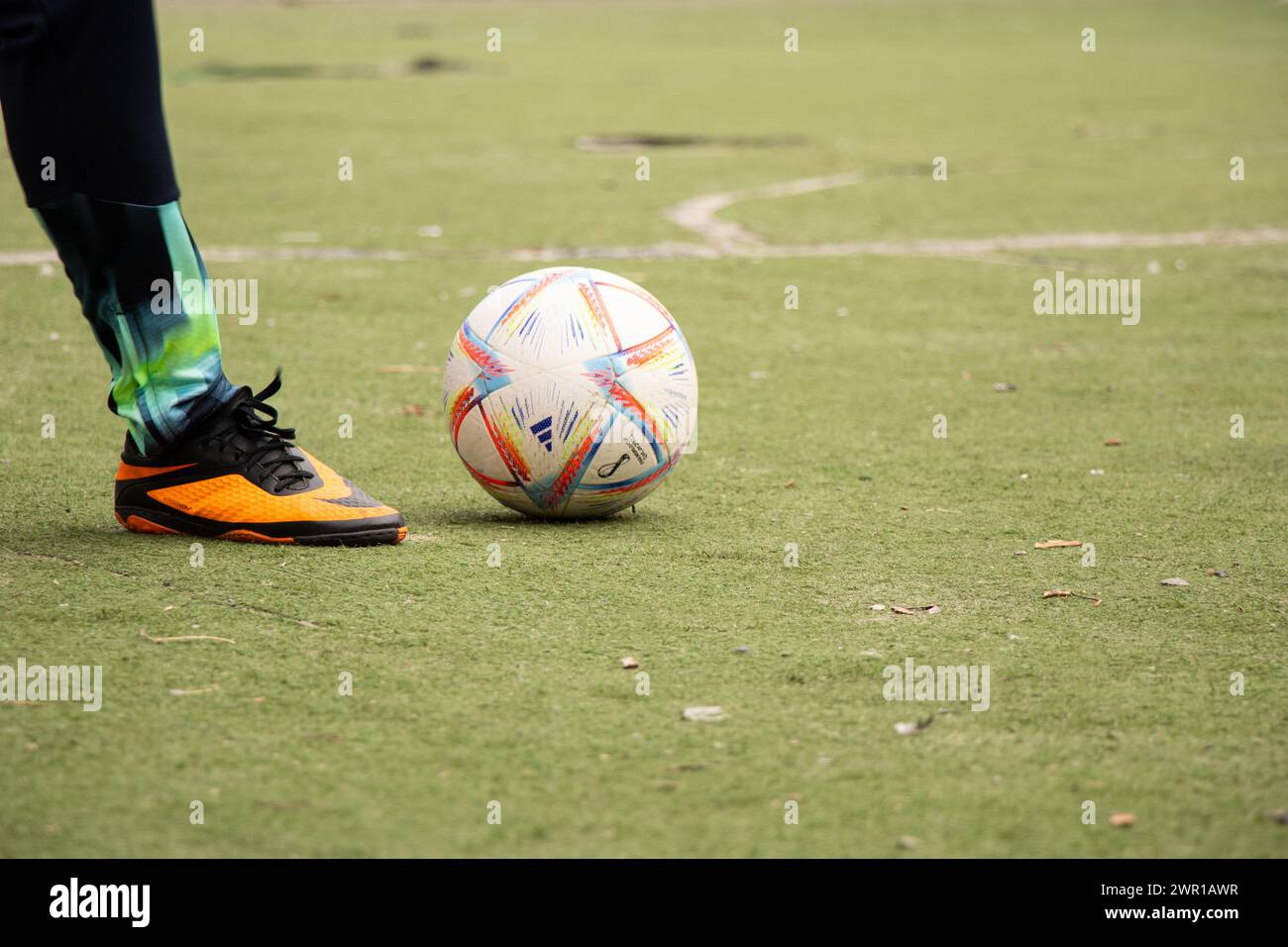 Ukraine Dnepr 09. März 2024. Ein Mann in einem Fußballstadion trainiert mit dem Adidas Al Rihla 2022 Ball in Nike Sneakers und einem Puma Trainingsanzug Stockfoto