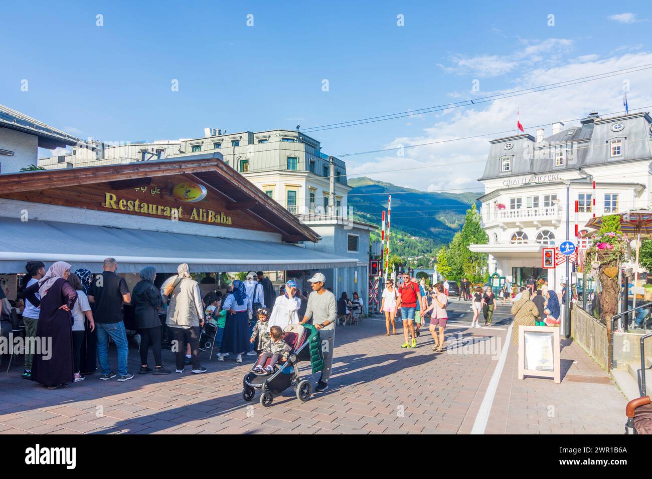 Zell am See: Restaurant Ali Baba, arabische Touristen warten auf Plätze im Pinzgau, Salzburg, Österreich Stockfoto