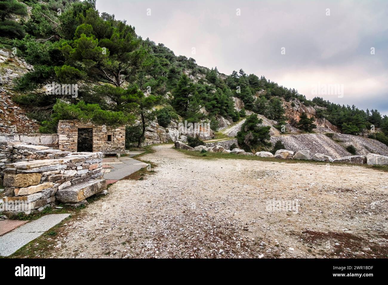 Teil eines verlassenen Penteli-Marmorbruchs in Attika, Griechenland. Penteli ist ein Berg, 18 km nördlich von Athen. Stockfoto