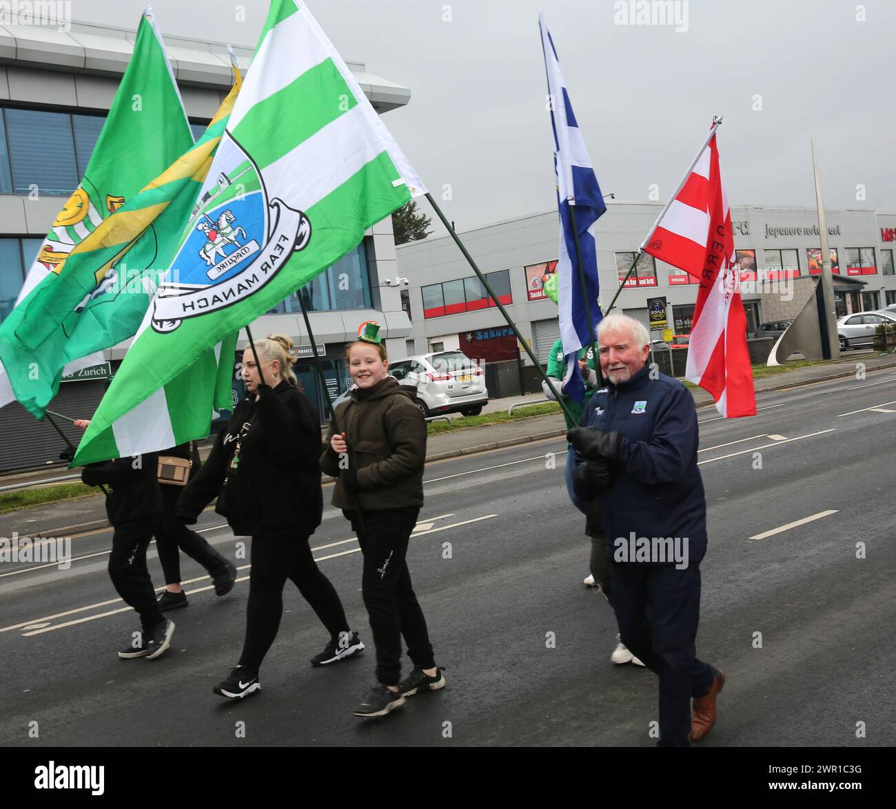 Manchester England UK 10. März 2024 Walkers nehmen an der jährlichen Irish Parade in Manchester Teil. Der Rundweg beginnt und endet am Irish World Heritage Centre auf der Queen's Road in Cheetham Hill ©Ged Noonan/Alamy Stockfoto