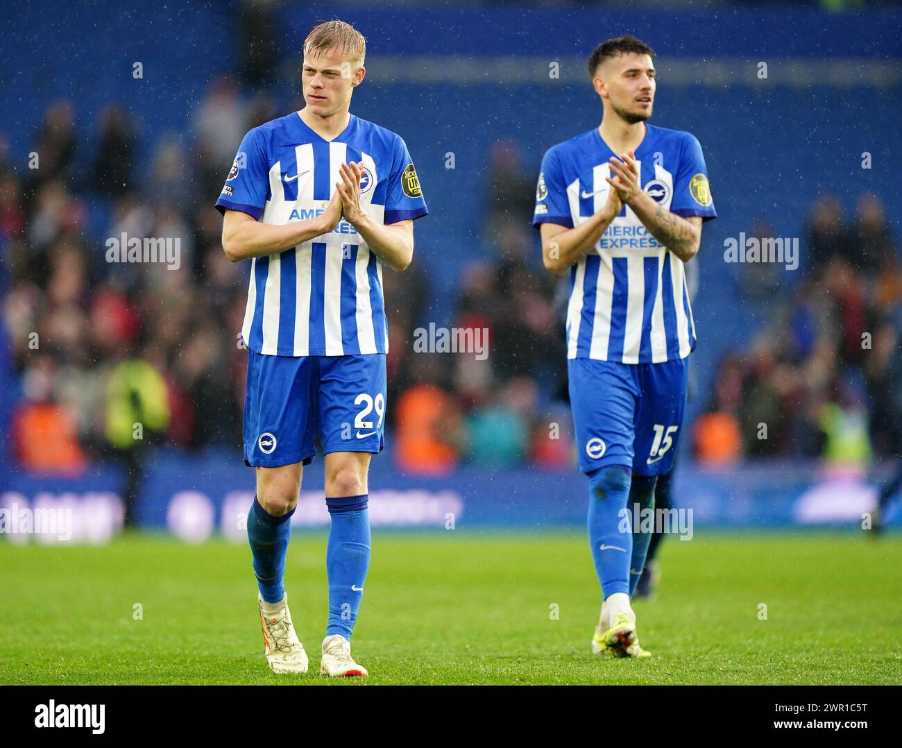 Jan Paul van Hecke und Jakub Moder von Brighton und Hove Albion feiern nach dem Spiel der Premier League im American Express Stadium in Brighton. Bilddatum: Sonntag, 10. März 2024. Stockfoto