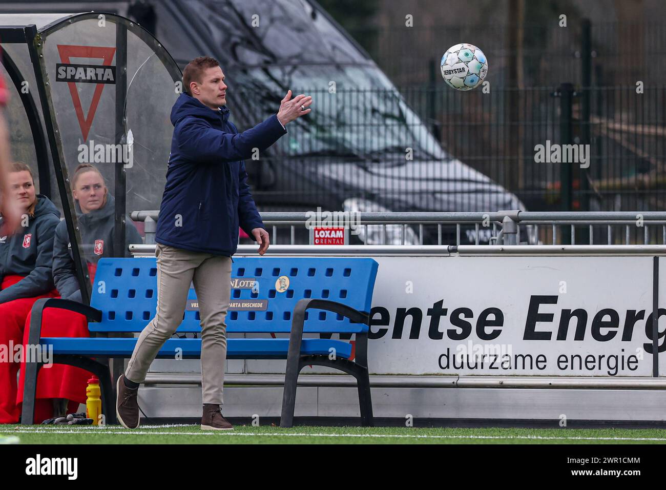 Enschede, Niederlande. März 2024. ENSCHEDE, NIEDERLANDE - 10. MÄRZ: Cheftrainer Joran Pot vom FC Twente während des niederländischen Azerion Vrouwen Eredivisie Spiels zwischen FC Twente und PSV am 10. März 2024 in Schreurserve in Enschede, Niederlande. (Foto: Ben Gal/Orange Pictures) Credit: Orange Pics BV/Alamy Live News Stockfoto