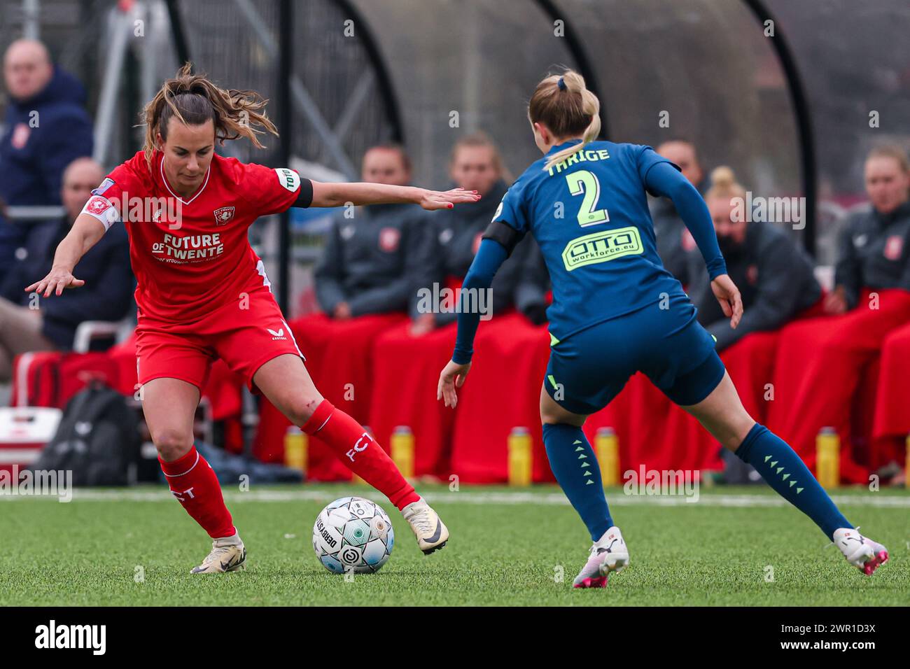 ENSCHEDE, NIEDERLANDE - 10. MÄRZ: Renate Jansen vom FC Twente dribbelt während des niederländischen Azerion Vrouwen Eredivisie Spiels zwischen FC Twente und PSV am 10. März 2024 in Schreurserve in Enschede. (Foto: Ben Gal/Orange Pictures) Stockfoto