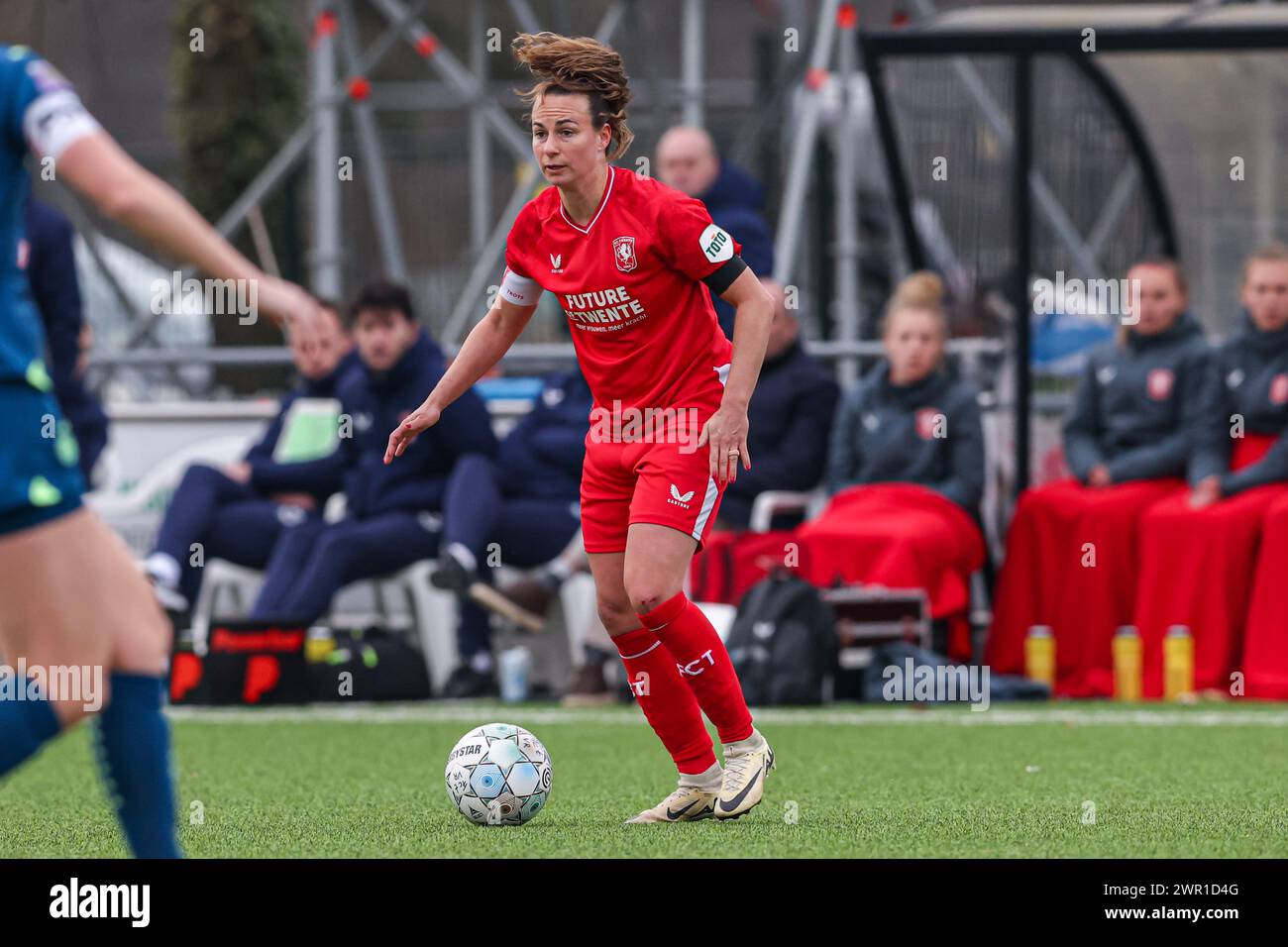 ENSCHEDE, NIEDERLANDE - 10. MÄRZ: Renate Jansen vom FC Twente dribbelt während des niederländischen Azerion Vrouwen Eredivisie Spiels zwischen FC Twente und PSV am 10. März 2024 in Schreurserve in Enschede. (Foto: Ben Gal/Orange Pictures) Stockfoto