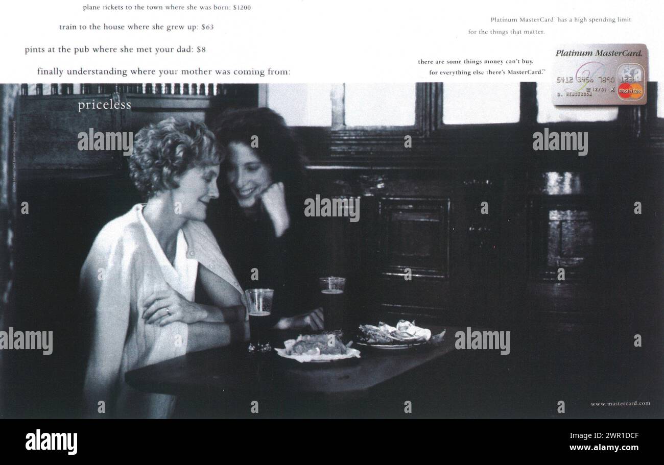 1999 MasterCard Platinum Card Werbung Frauen im Restaurant - woher Ihre Mutter kommt: Unbezahlbar Stockfoto