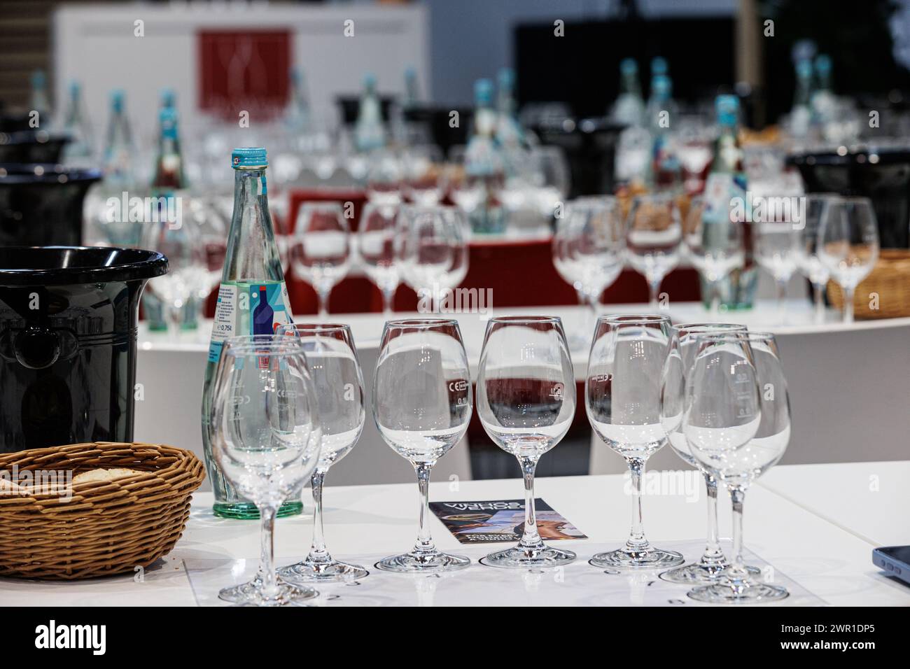 10.03.2024. Düsseldorf. ProWein 2024. Gedecke für Weinprobe. Stockfoto