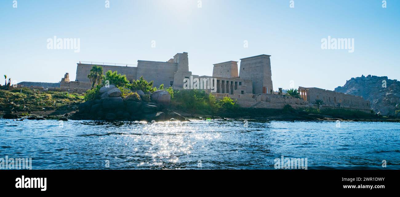 Philae-Tempel: Mit dem Boot nähern Sie sich dem Tempel, der Isis gewidmet ist, bekannt als der Geber des Lebens, der Beschützer der Könige und der Mutter Gottes Stockfoto