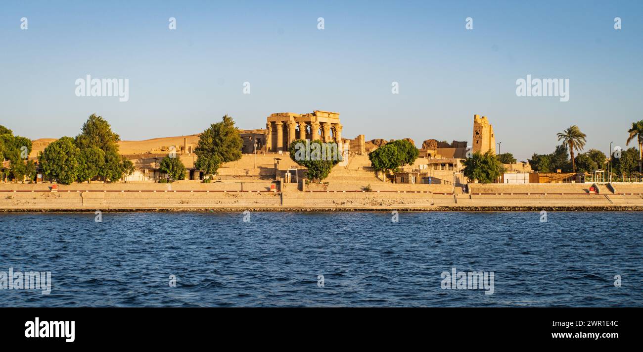 Kleiner Tempel von KOM Ombo am Nil, der zwei Göttern gewidmet ist: Horus und Sobek, dem Krokodilgott Stockfoto