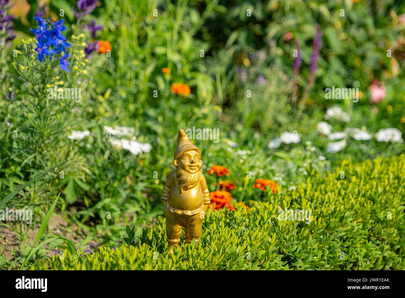 Berlin. Goldener Gartenzwerg im Schlosspark Charlottenburg Stockfoto
