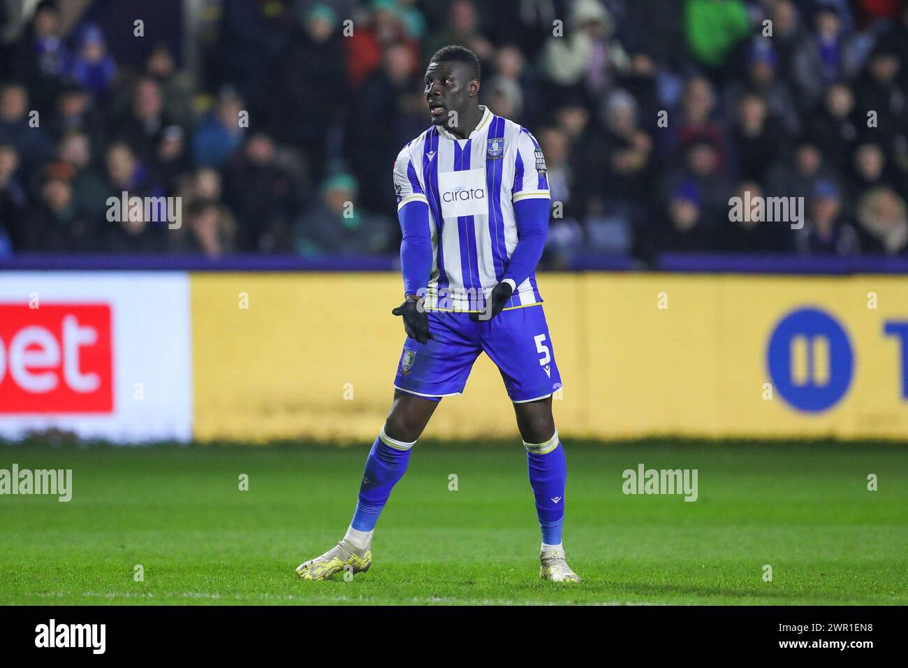 Sheffield Wednesday Verteidiger Bambo Diaby (5) Gesten während des Sheffield Wednesday FC gegen Leeds United FC Sky Bet EFL Championship Matches im Hillsborough Stadium, Sheffield, Großbritannien am 8. März 2024 Stockfoto