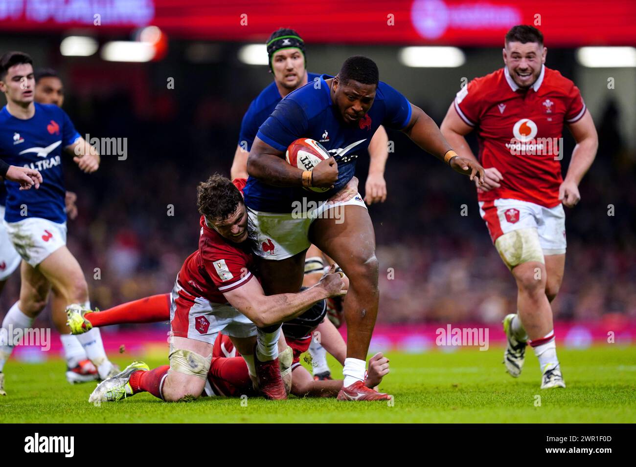 Frankreichs Georges-Henri Colombe wird beim Guinness Six Nations-Spiel im Fürstentum Cardiff von will Rowlands bekämpft. Bilddatum: Sonntag, 10. März 2024. Stockfoto