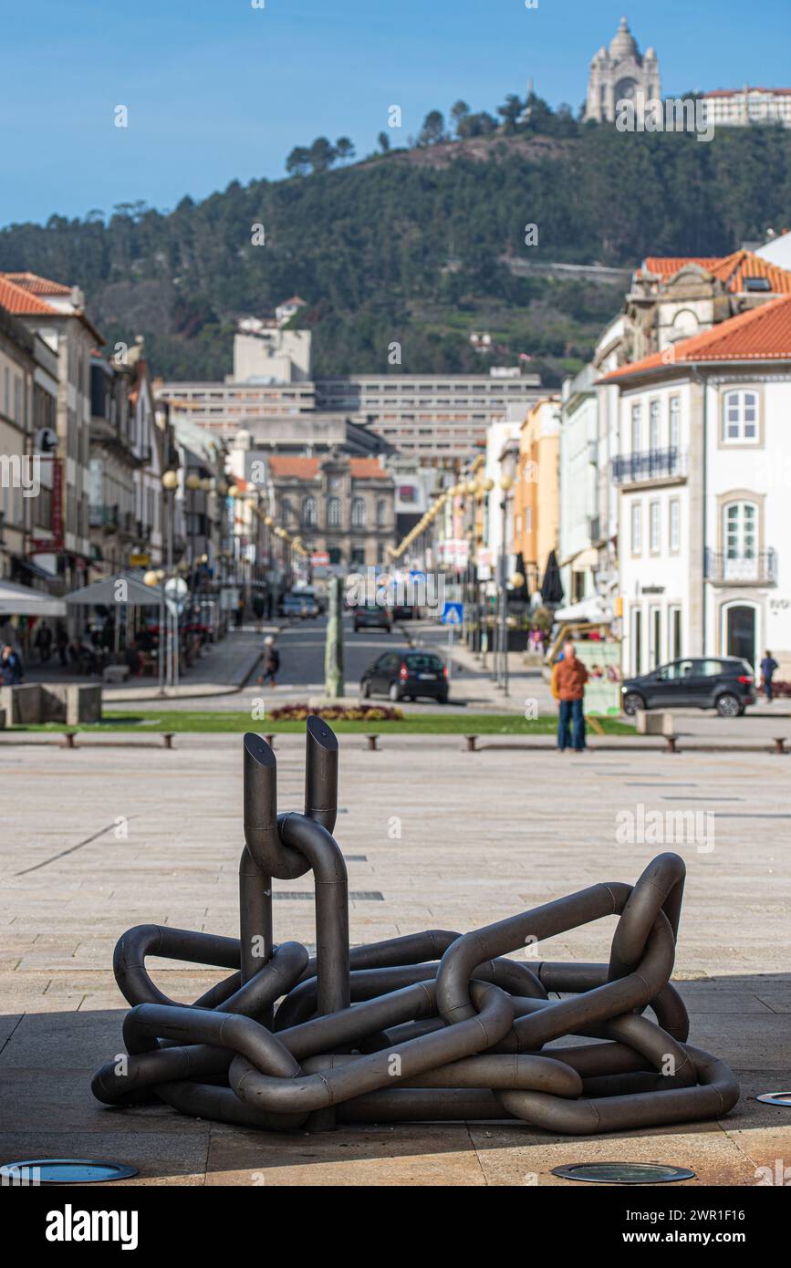 Die Stadt wird durch „Monumento ao 25 de Abril“, Viana do Castelo, Portugal, gesehen Stockfoto