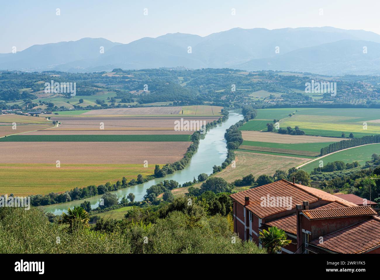 Malerischer Anblick über das Tibertal vom wunderschönen Dorf Ponzano Romano, Provinz Rom, Latium, Italien. Stockfoto