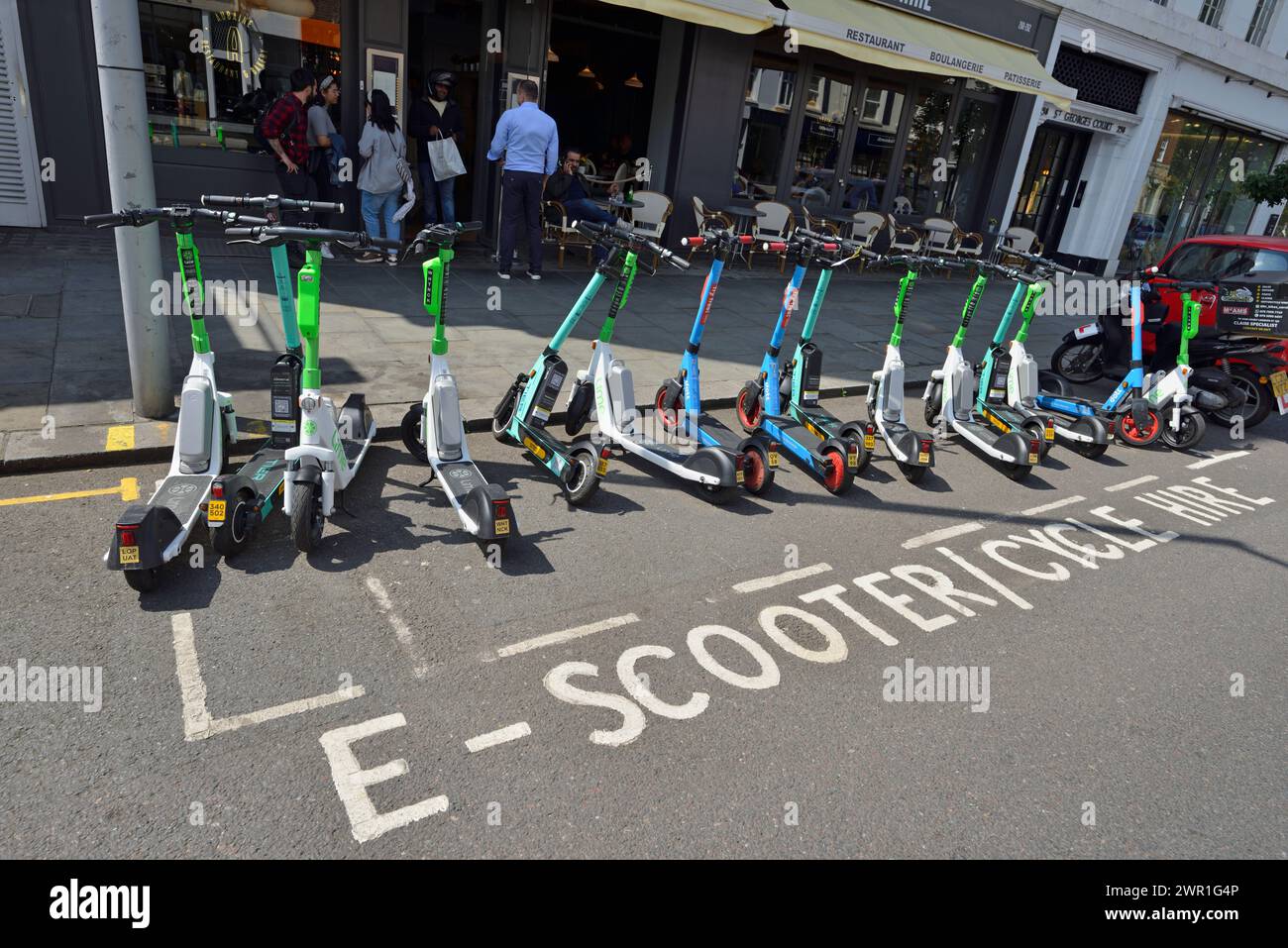 Elektroroller und Fahrradverleih, Brompton Road, South Kensington, West London, Großbritannien Stockfoto