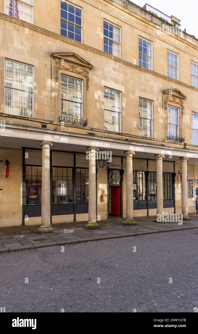 Georgianische Architektur und Kolonnaden Santander Bank in Bath Street, Bath City Centre, Somerset, England, Großbritannien Stockfoto