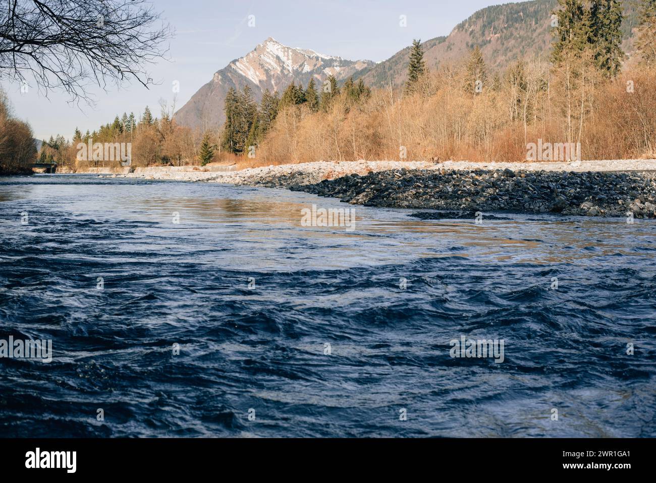 Stürmischer Gebirgsfluss in Frankreich. Hochwertige Fotos Stockfoto