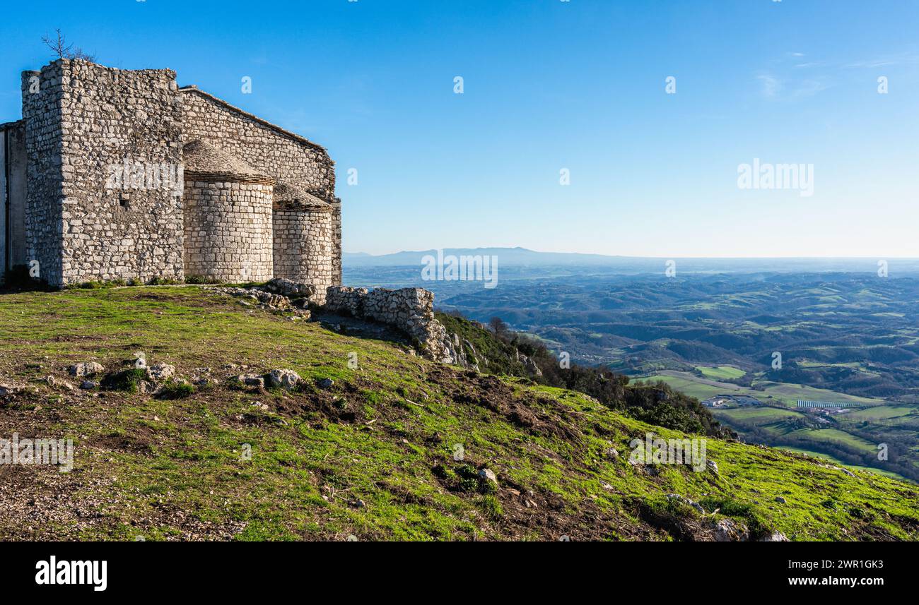 Malerischer Blick auf den Berg Soratte, in der Nähe des Dorfes Sant'Oreste, Region Latium in Italien. Stockfoto