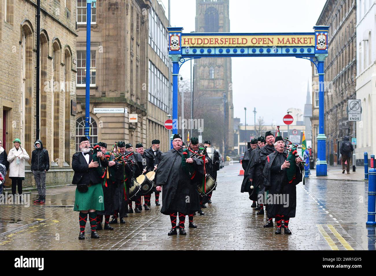 Huddersfield, Yorkshire, Vereinigtes Königreich, 10. März 2024. Die Huddersfield St.Patrick's Day Parade fand bei strömendem Regen statt. Richard Asquith/Alamy Live News. Stockfoto