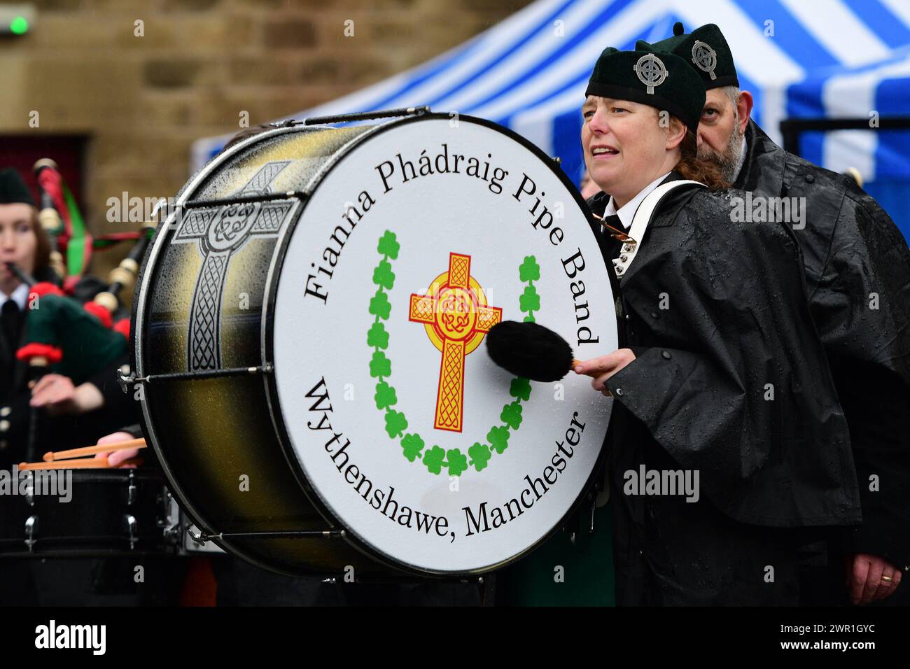 Huddersfield, Yorkshire, Vereinigtes Königreich, 10. März 2024. Die Huddersfield St.Patrick's Day Parade fand bei strömendem Regen statt. Richard Asquith/Alamy Live News. Stockfoto