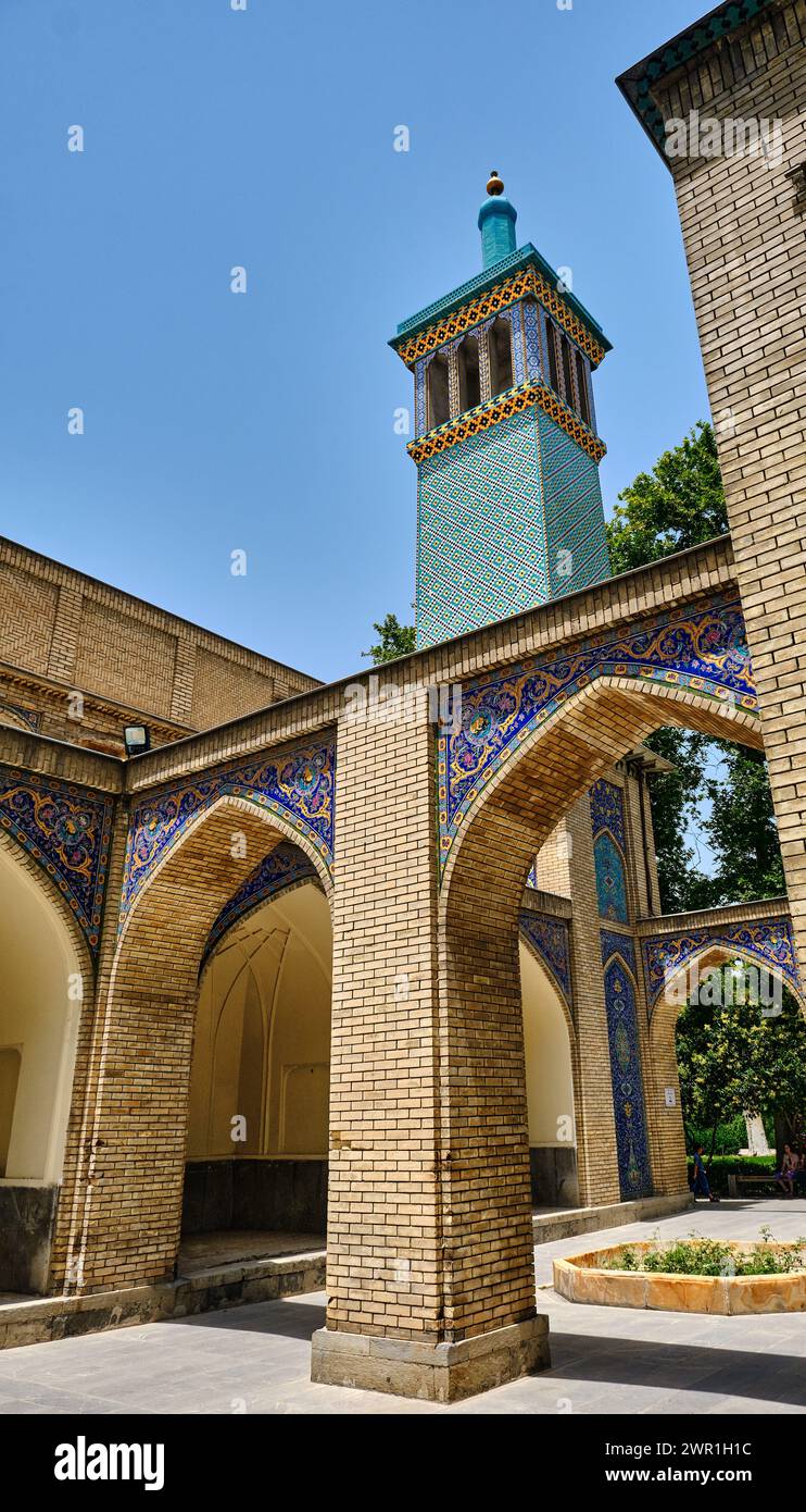 Teheran (Teheran), Iran, 06.24.2023: Architekturdetails des Golestan Palace, iran. Flacher Blick auf den Turm im Golestan Palace Stockfoto