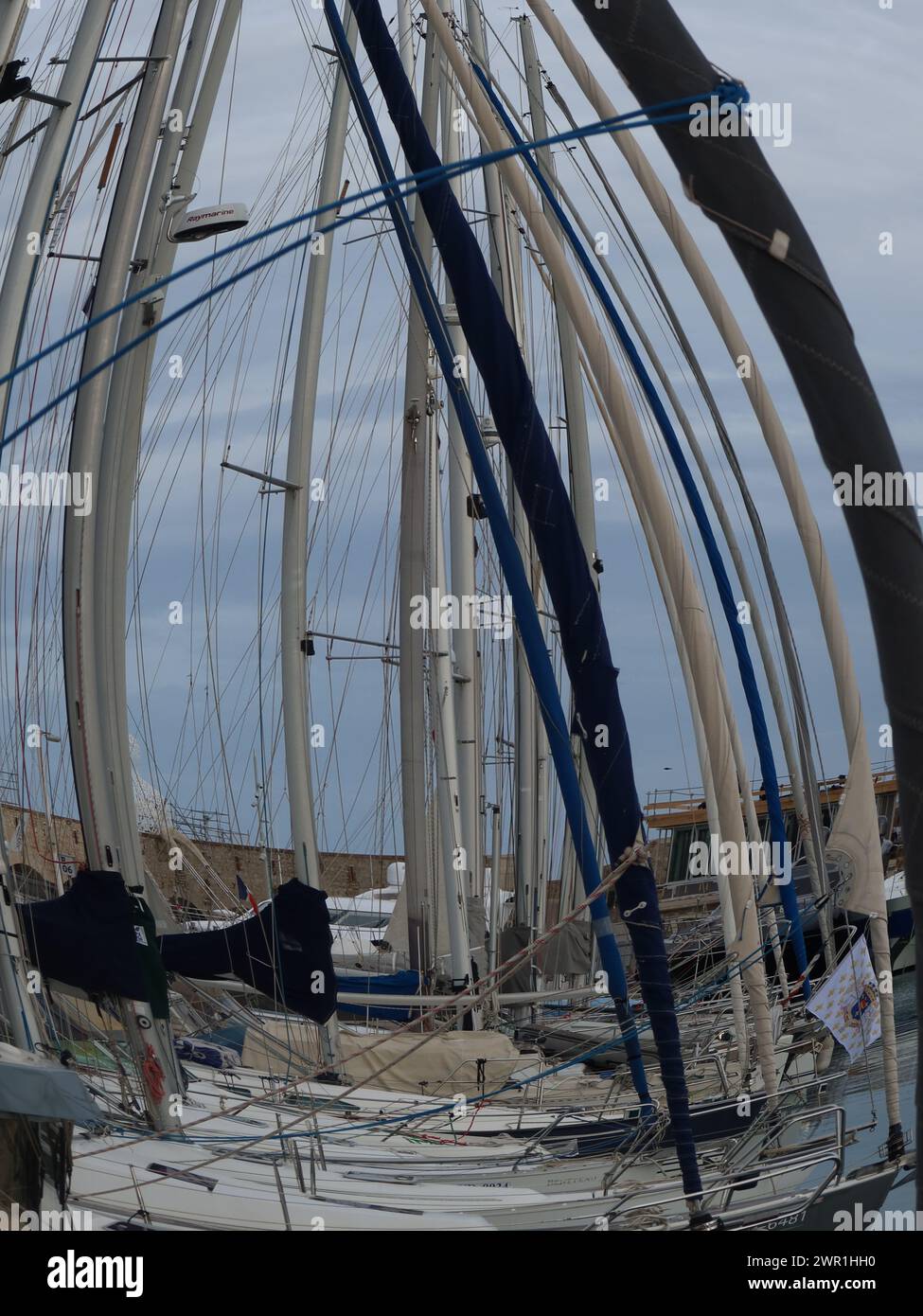 Geschwungene Masten der Luxusyachten in Port Vauban, Antibes; der visuelle Effekt der Verwendung einer Fischaugenlinse, um das Bild mit einem Weitwinkel zu verzerren. Stockfoto