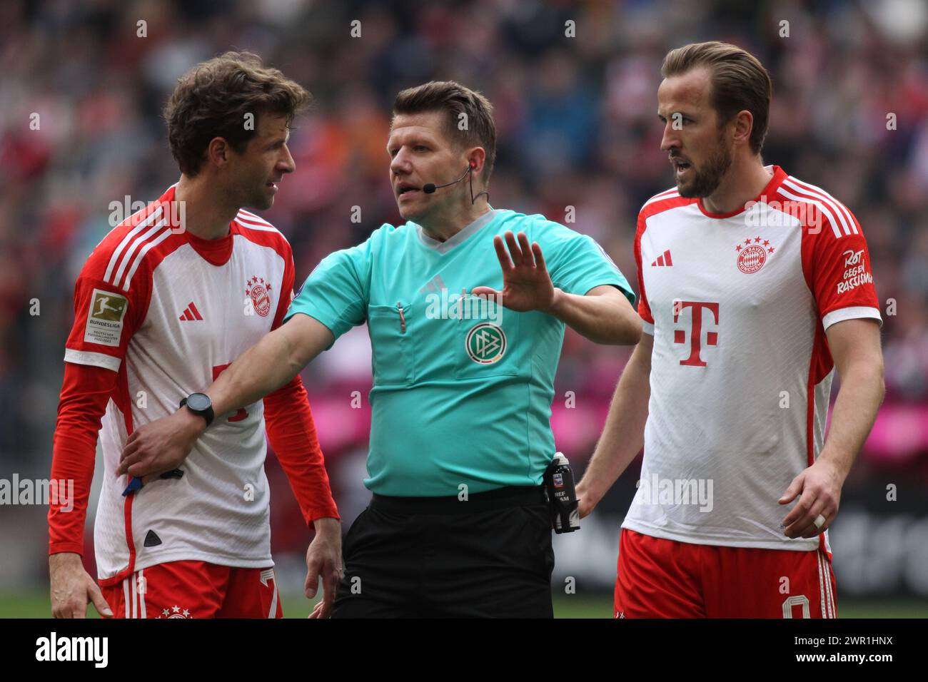 MÜNCHEN, Deutschland - 9. MÄRZ 2024: 25 Thomas MUELLER, Müller, Schiedsrichter, Patrick ITTRICH, 9 Harry KANE, während des Bundesliga-Fußballspiels zwischen dem FC Bayern München und dem FSV MAINZ 05 in der Allianz Arena in München am 9. März 2024 , Deutschland. DFL, Fussball, 8:1, (Foto und Copyright bei ATP Images / Arthur THILL (THILL Arthur / ATP / SPP) Stockfoto