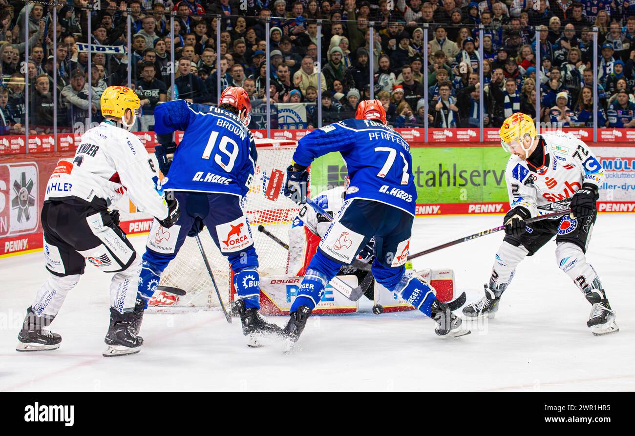 Schwenninger Wild Wings - Pinguins Bremerhaven, Helios Arena, Penny DEL, 30. Spieltag Hauptrunde: #77 Daniel Pfaffengut und #19 Christopher Braun (bei Stockfoto