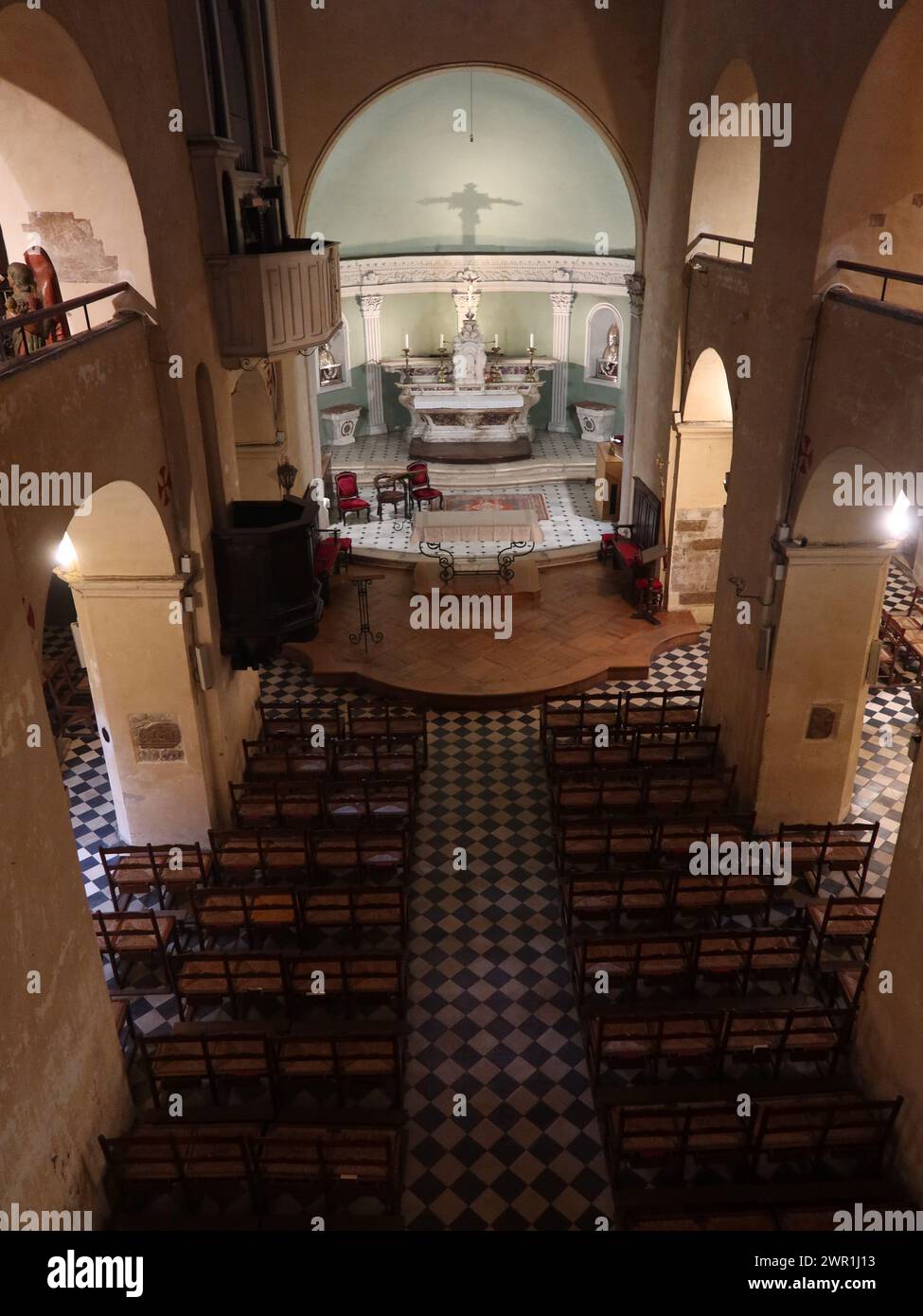 Blick aus der Vogelperspektive auf den Altar und das Innere der Geburtskathedrale Notre-Dame in der antiken Stadt Vence; aus dem 11. Jahrhundert. Stockfoto