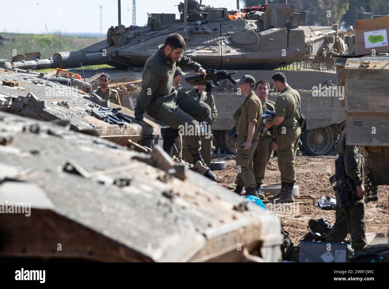 Süd-Israel, Israel. März 2024. Israelische Armeesoldaten bereiten sich darauf vor, am 120. März 2024 ein Einsatzgebiet innerhalb Israels nahe der Grenze zum Gazastreifen zu verlassen. Die Vereinigten Staaten und andere Länder lassen weiterhin humanitäre Hilfe per Fallschirm in den nördlichen Gazastreifen fallen, während Israel seinen Krieg gegen die Hamas im Gazastreifen ohne Waffenstillstandsabkommen oder ohne Vereinbarung, die 135 israelischen Geiseln, die von der Hamas noch immer als moslem-heilig gehalten werden, weiter fortsetzt der Monat Ramadan beginnt bald. Foto von Jim Hollander/UPI Credit: UPI/Alamy Live News Stockfoto
