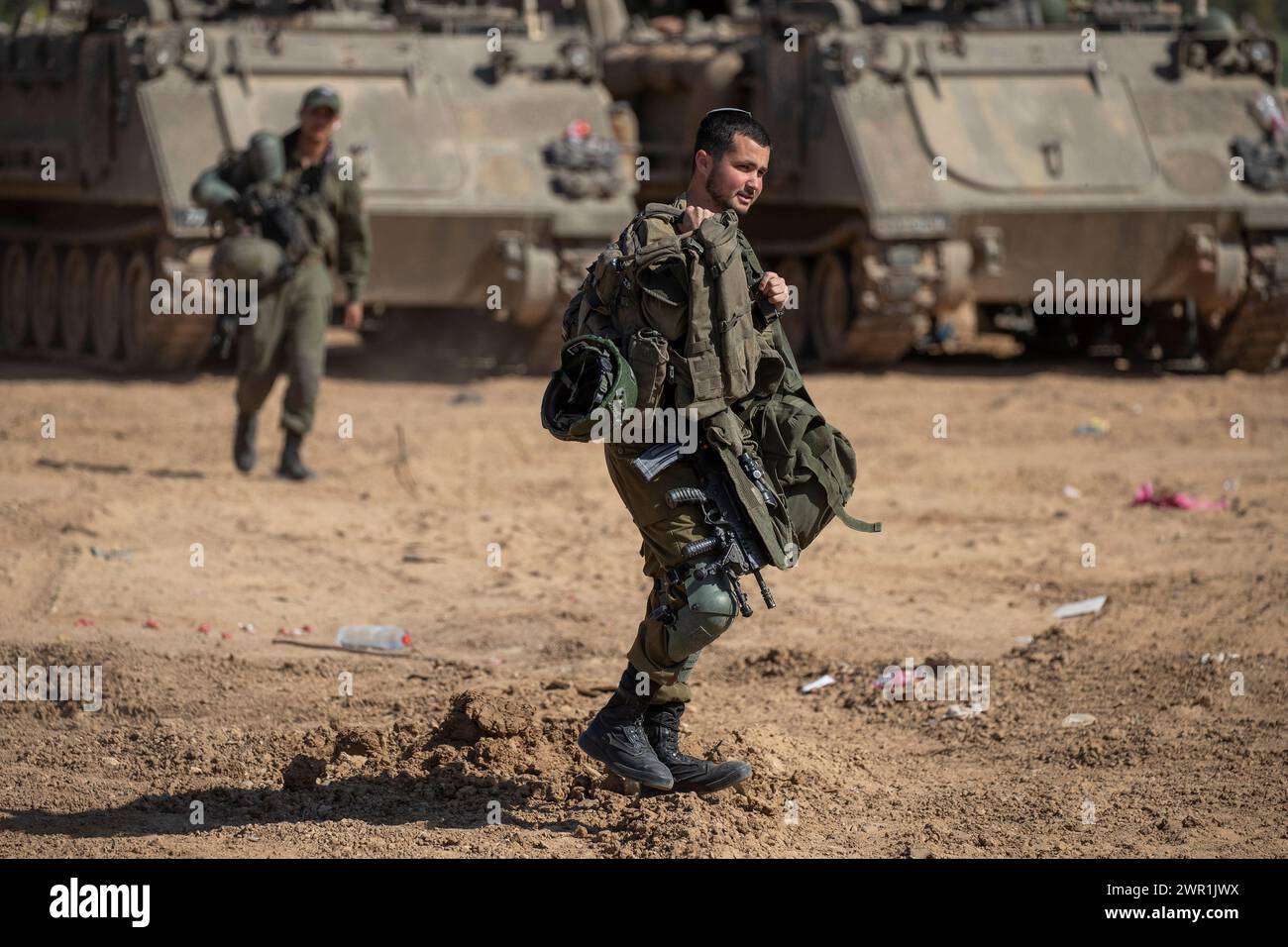 Süd-Israel, Israel. März 2024. Israelische Armeesoldaten betreten am 120. März 2024 ein Einsatzgebiet im Süden Israels nahe der Grenze zum Gazastreifen. Die Vereinigten Staaten und andere Länder lassen weiterhin humanitäre Hilfe per Fallschirm in den nördlichen Gazastreifen fallen, während Israel seinen Krieg gegen die Hamas im Gazastreifen ohne Waffenstillstandsabkommen oder ohne Vereinbarung, die 135 israelischen Geiseln, die von der Hamas noch immer als moslem-heilig gehalten werden, weiter fortsetzt der Monat Ramadan beginnt bald. Foto von Jim Hollander/UPI Credit: UPI/Alamy Live News Stockfoto