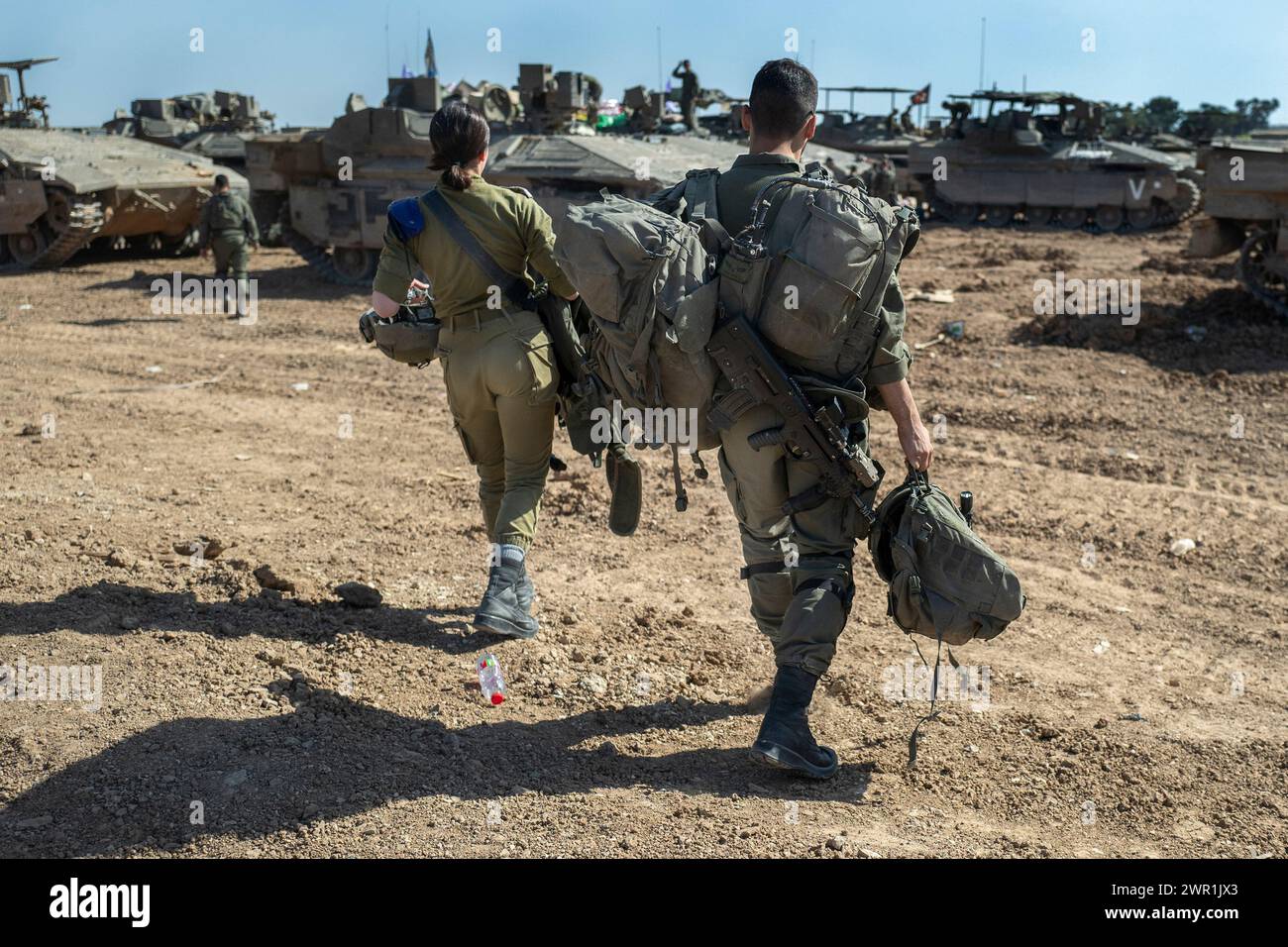 Süd-Israel, Israel. März 2024. Israelische Armeesoldaten, darunter eine Ärztin, verlassen, betreten am 120. März 2024 ein Vorwärtstrichgebiet irgendwo im Süden Israels in der Nähe der Grenze zum Gazastreifen. Die Vereinigten Staaten und andere Länder lassen weiterhin humanitäre Hilfe per Fallschirm in den nördlichen Gazastreifen fallen, während Israel seinen Krieg gegen die Hamas im Gazastreifen ohne Waffenstillstandsabkommen oder ohne Vereinbarung, die 135 israelischen Geiseln, die von der Hamas noch immer als moslem-heilig gehalten werden, weiter fortsetzt der Monat Ramadan beginnt bald. Foto von Jim Hollander/UPI Credit: UPI/Alamy Live News Stockfoto
