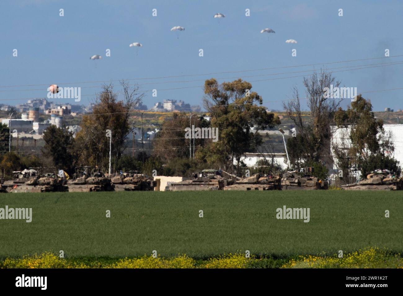 Süd-Israel, Israel. März 2024. Ein nicht identifizierter Luftabwurf humanitärer Hilfe über dem nördlichen Gazastreifen, der vom Inneren des südlichen Israel aus gesehen wurde, am Sonntag, den 10. März 2024. Die USA und andere Länder geben weiterhin Nahrungsmittel und andere humanitäre Hilfsgüter für dringend bedürftige Palästinenser im Gazastreifen kurz vor Beginn des Heiligen Monats Ramadan ab, während Israels Krieg gegen die Hamas fortgesetzt wird. Foto von Jim Hollander/UPI Credit: UPI/Alamy Live News Stockfoto