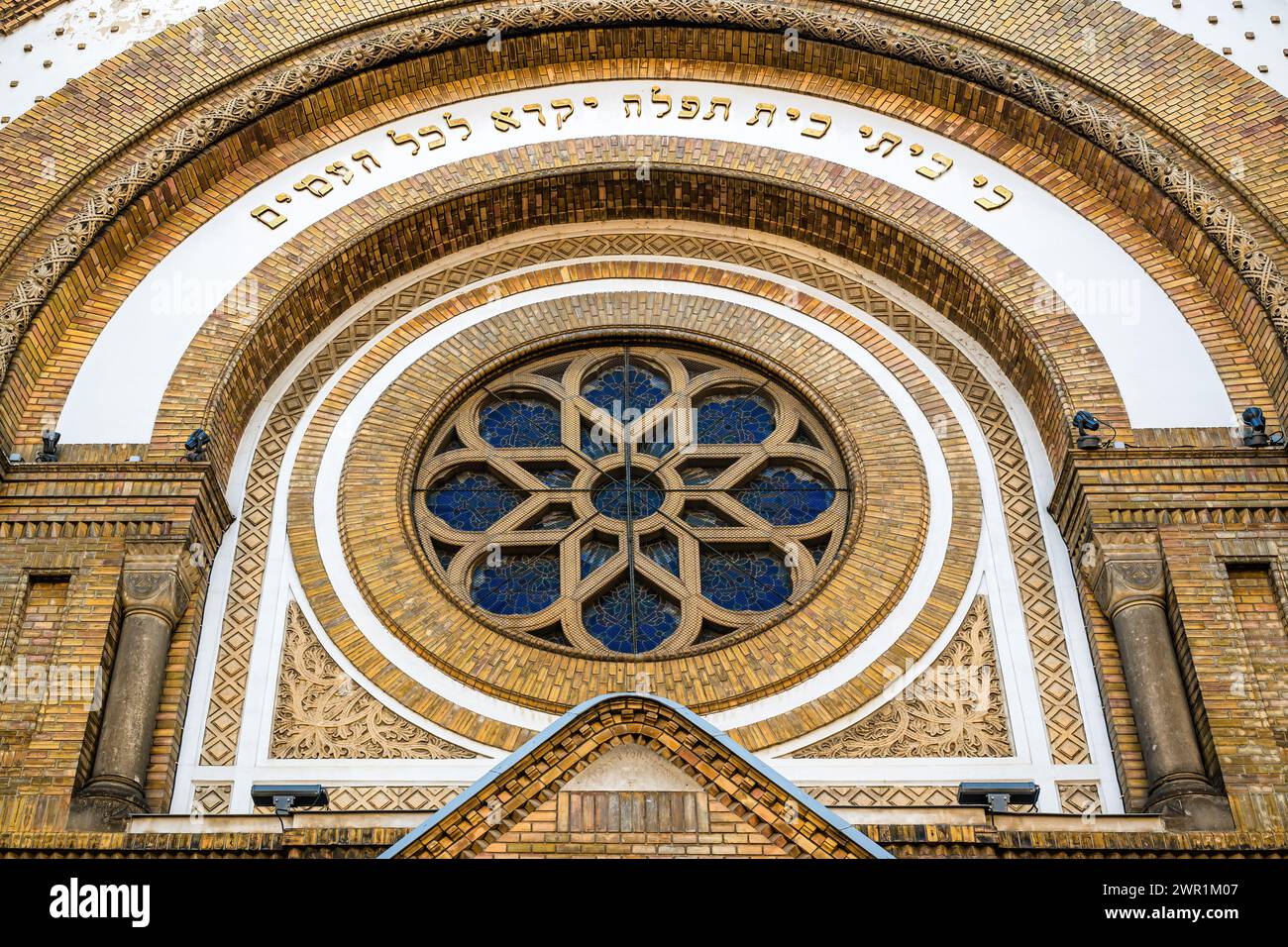 Novi Sad Synagoge, Kulturdenkmal von außergewöhnlicher Bedeutung und Erbe Serbiens. Erbaut von der jüdischen Gemeinde zwischen 1905 und 1909. Stockfoto