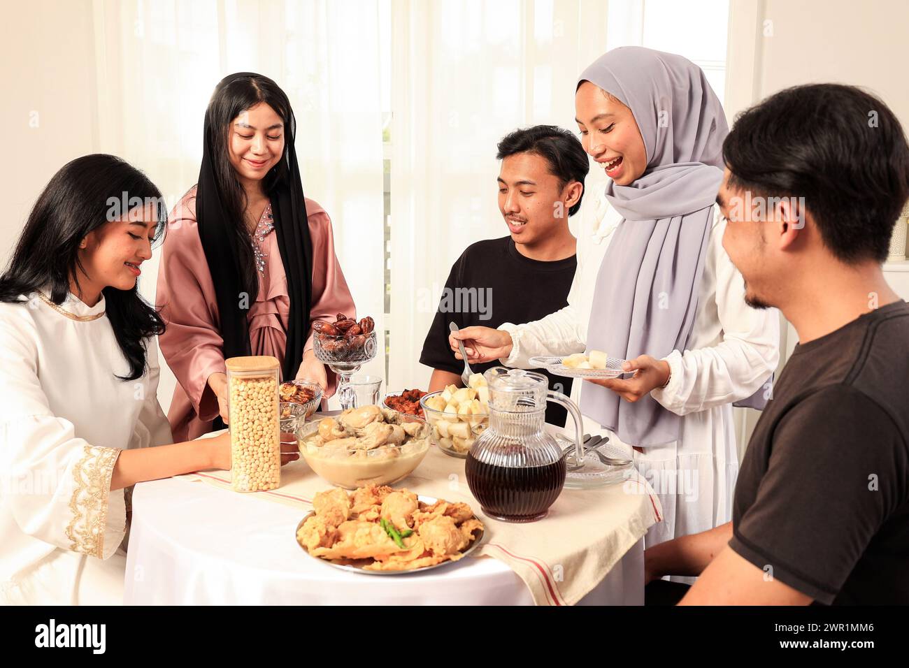 Freunde essen im Ramadhan Holy Month zu Abend, um das Fast, Buka Bersama oder Bukber Konzept zu brechen Stockfoto