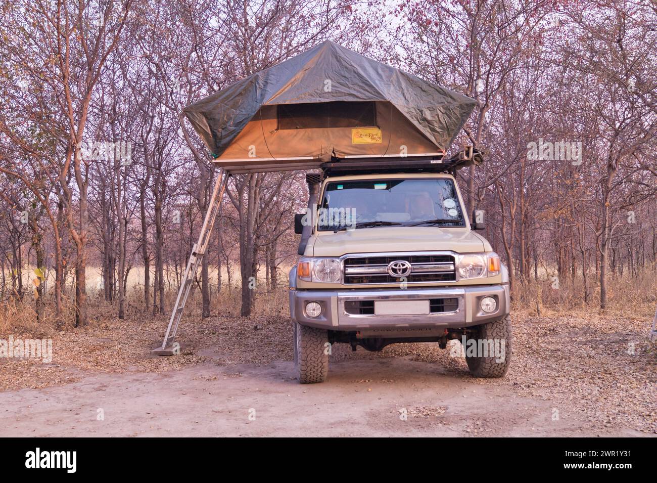 Ein Geländewagen mit Dachzelt, bereit für eine Nacht im afrikanischen Busch. Stockfoto