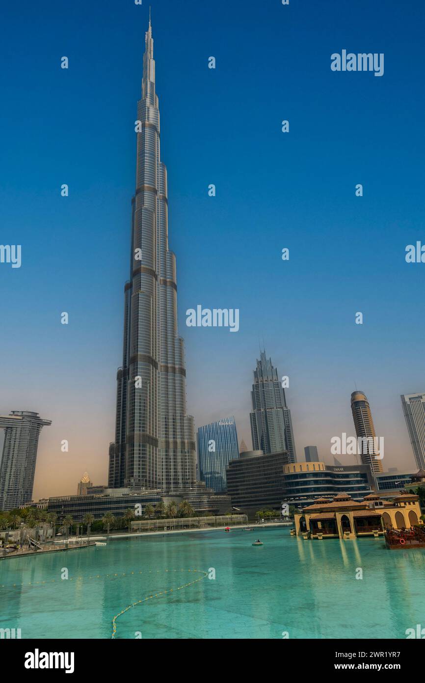 Der Burj Khalifa, der stolz auf Dubai ist, bleibt hoch und glänzt tagsüber. Stockfoto