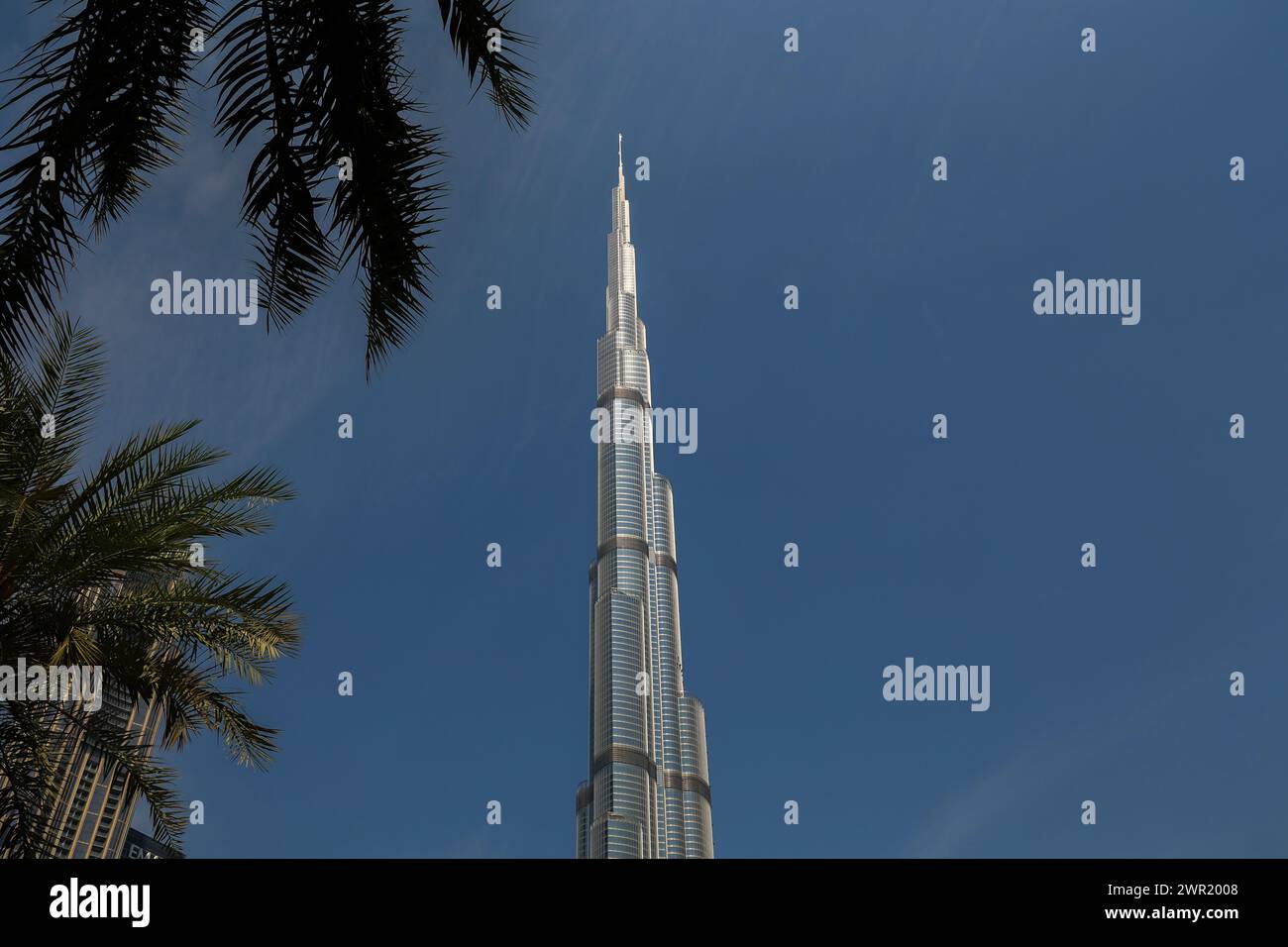 Der Burj Khalifa, der stolz auf Dubai ist, bleibt hoch und glänzt tagsüber. Stockfoto