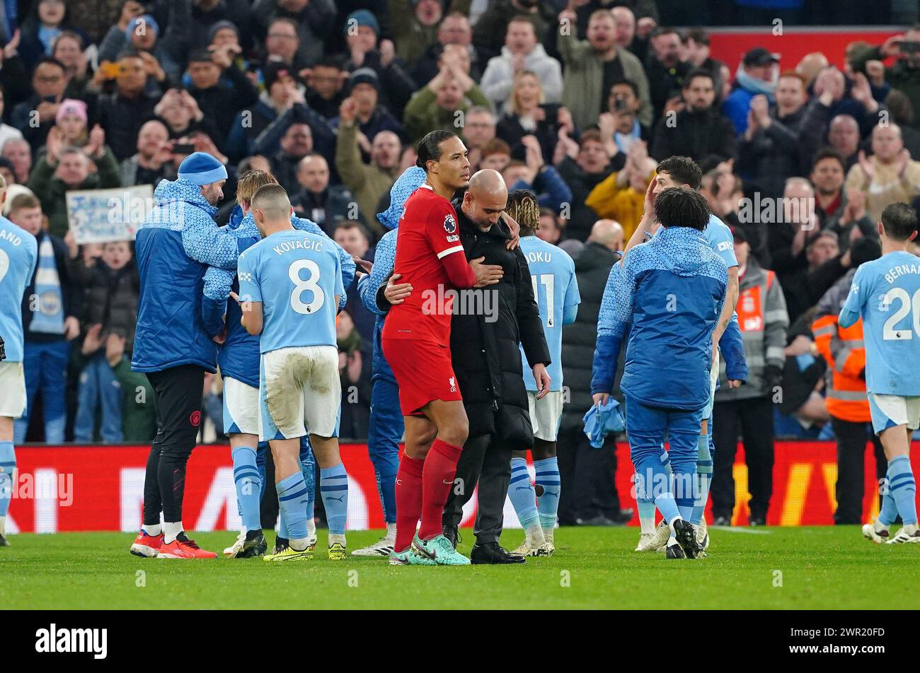 Liverpool Virgil van Dijk begrüßt Manchester City-Manager PEP Guardiola nach dem Premier League-Spiel in Anfield, Liverpool. Bilddatum: Sonntag, 10. März 2024. Stockfoto