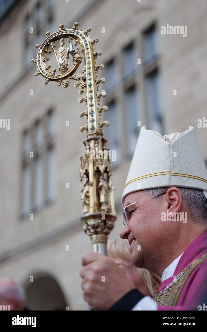 Paderborn, Deutschland. März 2024. Der Paderborner Erzbischof, Udo Markus Bentz, hält den Crosier (Pastoralstab) für seine Einweihung, während er vor dem Generalvikariat des Erzbischofs steht. Quelle: Friso Gentsch/dpa/Alamy Live News Stockfoto