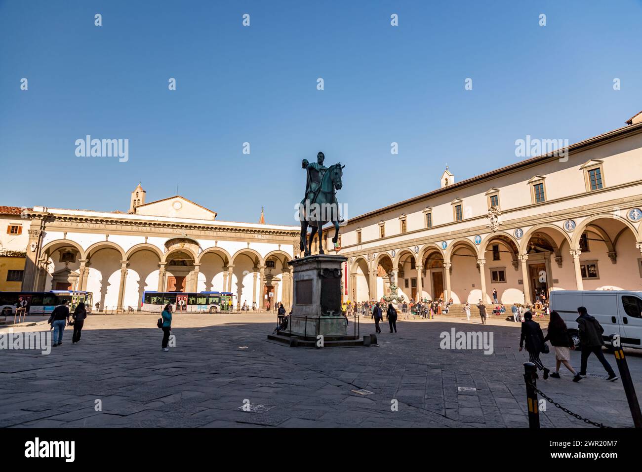 Florenz, Italien - 5. April 2022: Auf dem Santissima Anunziata Platz finden Sie die SS Annunziata Basilika, das Krankenhaus der Unschuldigen und eine Statue von Ferdinand Stockfoto