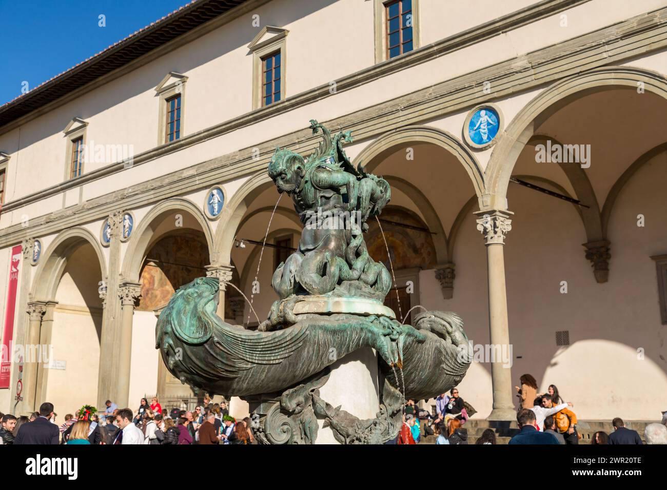 Florenz, Italien - 5. April 2022: Auf dem Santissima Anunziata Platz finden Sie die SS Annunziata Basilika, das Krankenhaus der Unschuldigen und eine Statue von Ferdinand Stockfoto