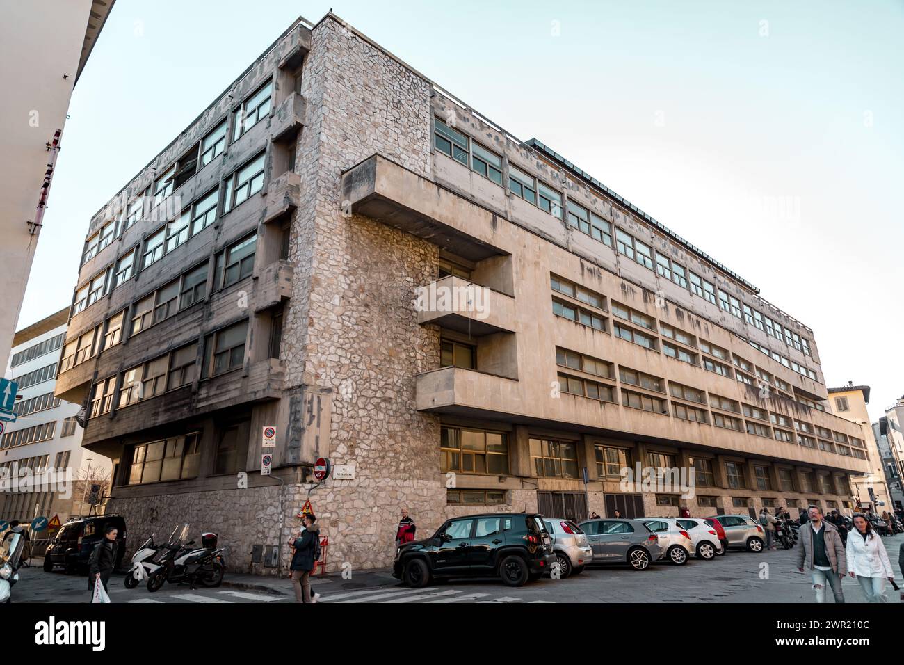 Florenz, Italien - 5. April 2022: Moderne brutalistische Architektur und Blick auf die Straße in Florenz, Toskana, Italien. Stockfoto