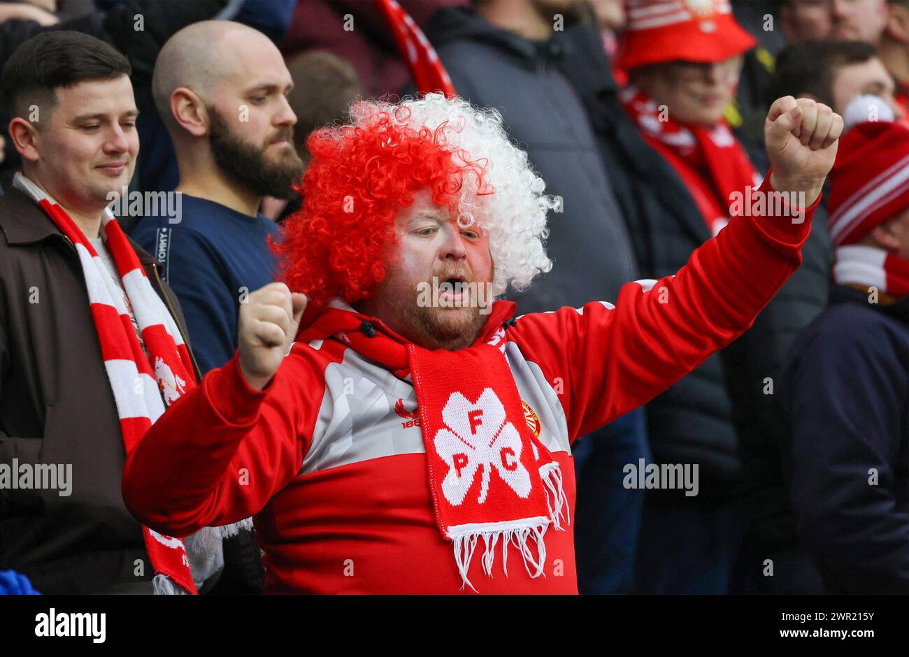 National Football Stadium im Windsor Park, Belfast, Nordirland, Großbritannien. März 2024. Finale des BetMcLean League Cup – Linfield gegen Portadown. Selbst mit 3-0 Down waren Portadown Fans und dieser vor allem hinter ihrem Team. Quelle: CAZIMB/Alamy Live News. Stockfoto