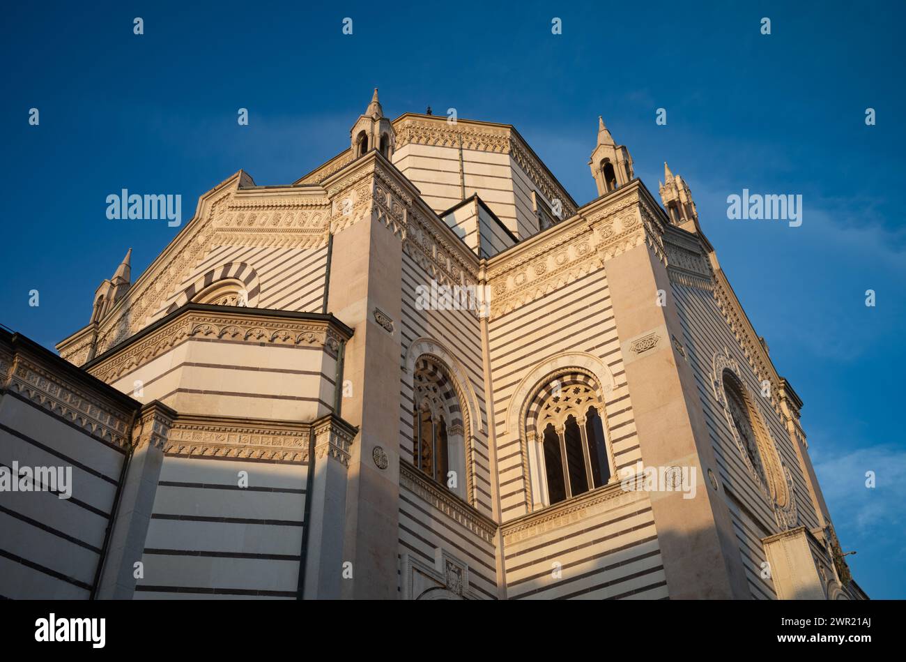 Die Spitze des achteckigen Haupteingangsgebäudes mit dem Fameido, Monumentalfriedhof, Mailand, Lombardei, Italien. Stockfoto