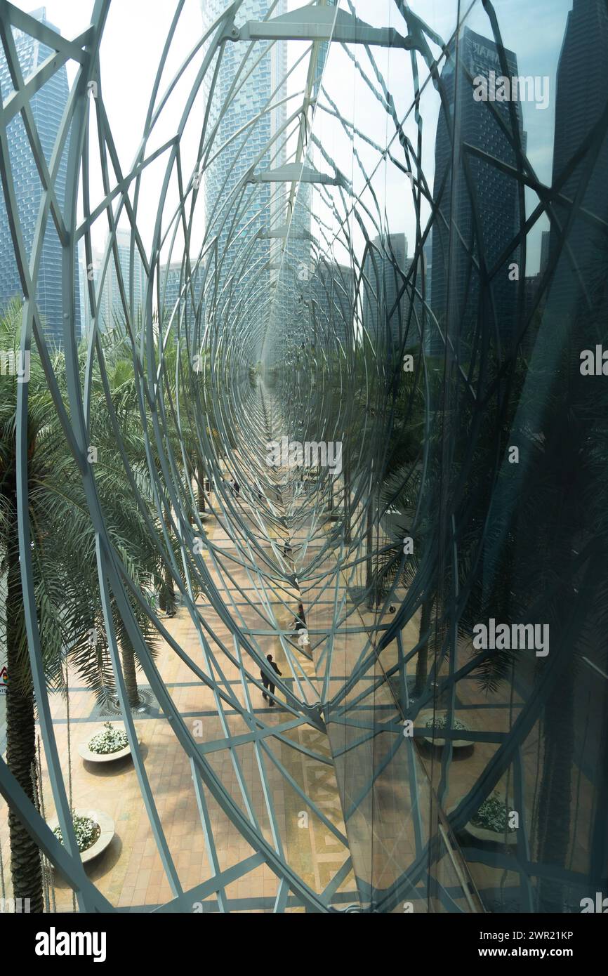 Fantastische Brückenstruktur auf dem Weg zur Dubai Metro zum Dubai Mall Stockfoto