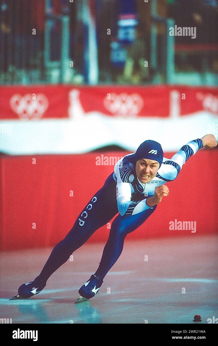 Uniform-Athletin, die bei den Olympischen Winterspielen 1992 in der 500-m-Strecke der Frauen teilnahm. Stockfoto