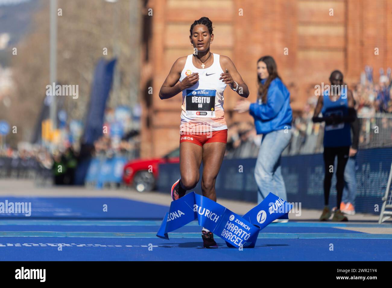 Barcelona, Spanien. März 2024. Degitu Azimeraw während des Zurich Marato Barcelona 2024 am 10. März 2024 in Barcelona, Spanien. (Foto: Judit Cartiel/PRESSINPHOTO) Credit: PRESSINPHOTO SPORTS AGENCY/Alamy Live News Stockfoto