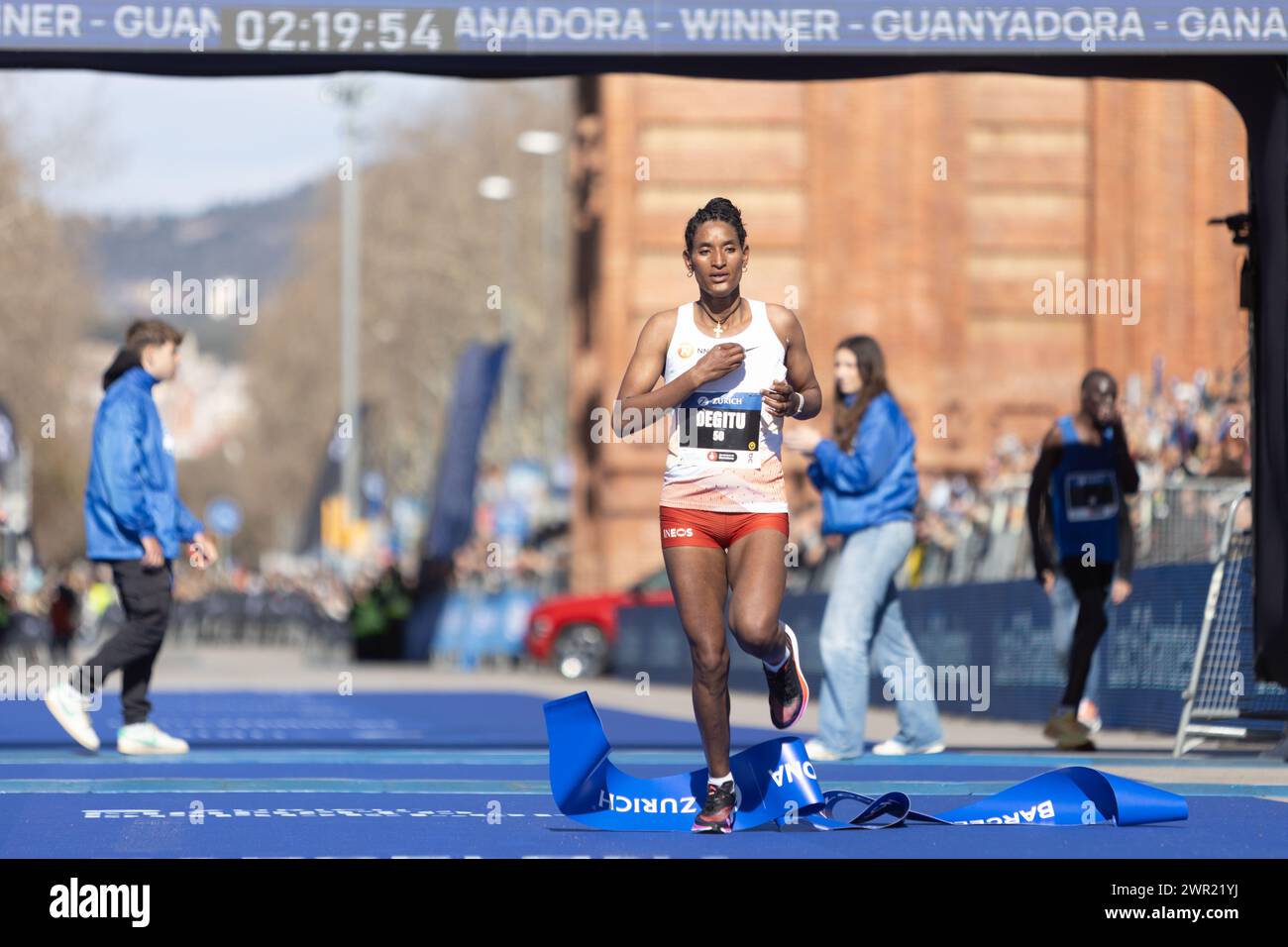 Barcelona, Spanien. März 2024. Degitu Azimeraw während des Zurich Marato Barcelona 2024 am 10. März 2024 in Barcelona, Spanien. (Foto: Judit Cartiel/PRESSINPHOTO) Credit: PRESSINPHOTO SPORTS AGENCY/Alamy Live News Stockfoto