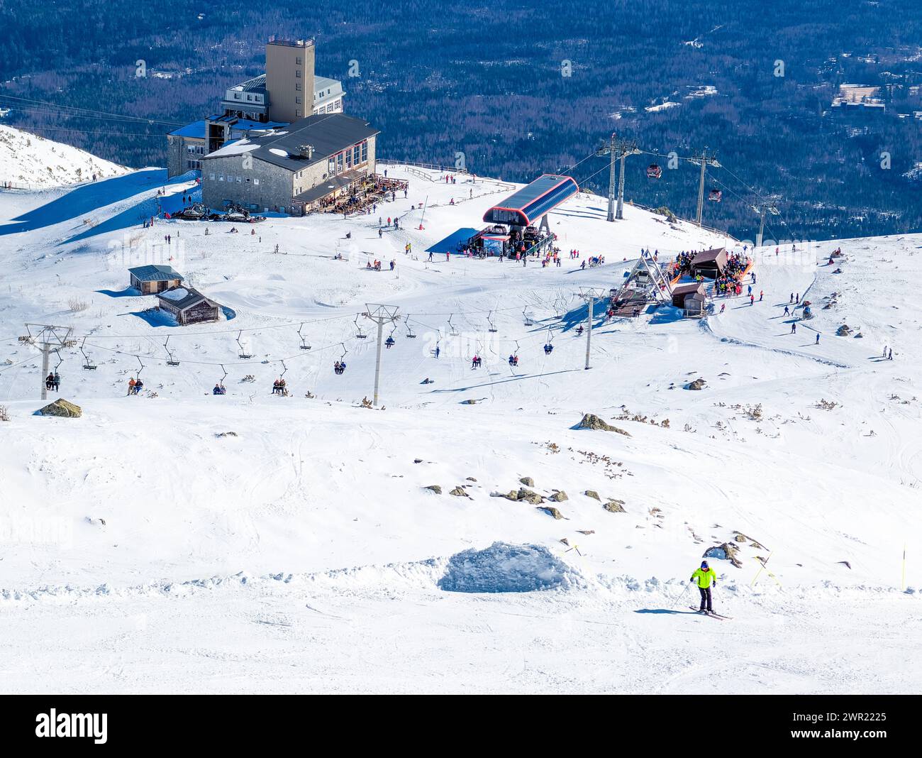 Skigebiet mit Seilbahnen und Liften, Tatranska Lomnica, Slowakei, hohe Tatra Stockfoto