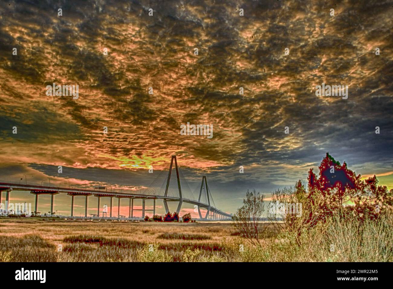 Das Arthur Ravenel Jr. Brücke von Mount Pleasant, South Carolina, unter einem spektakulären Himmel Stockfoto